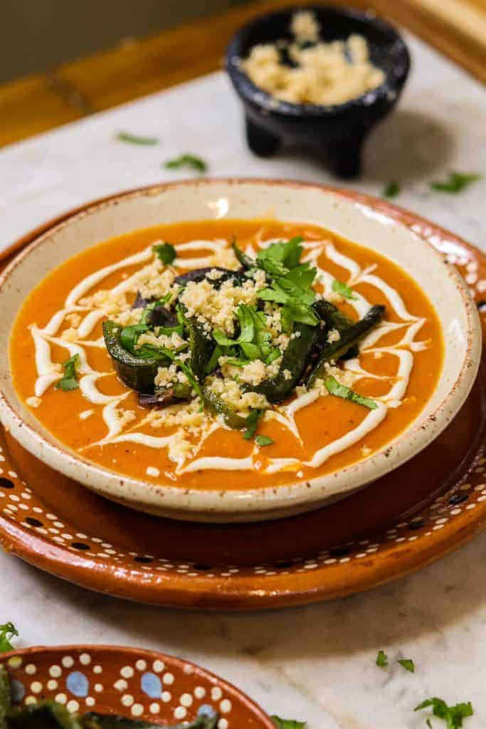 sopa tarasca en plato de barro