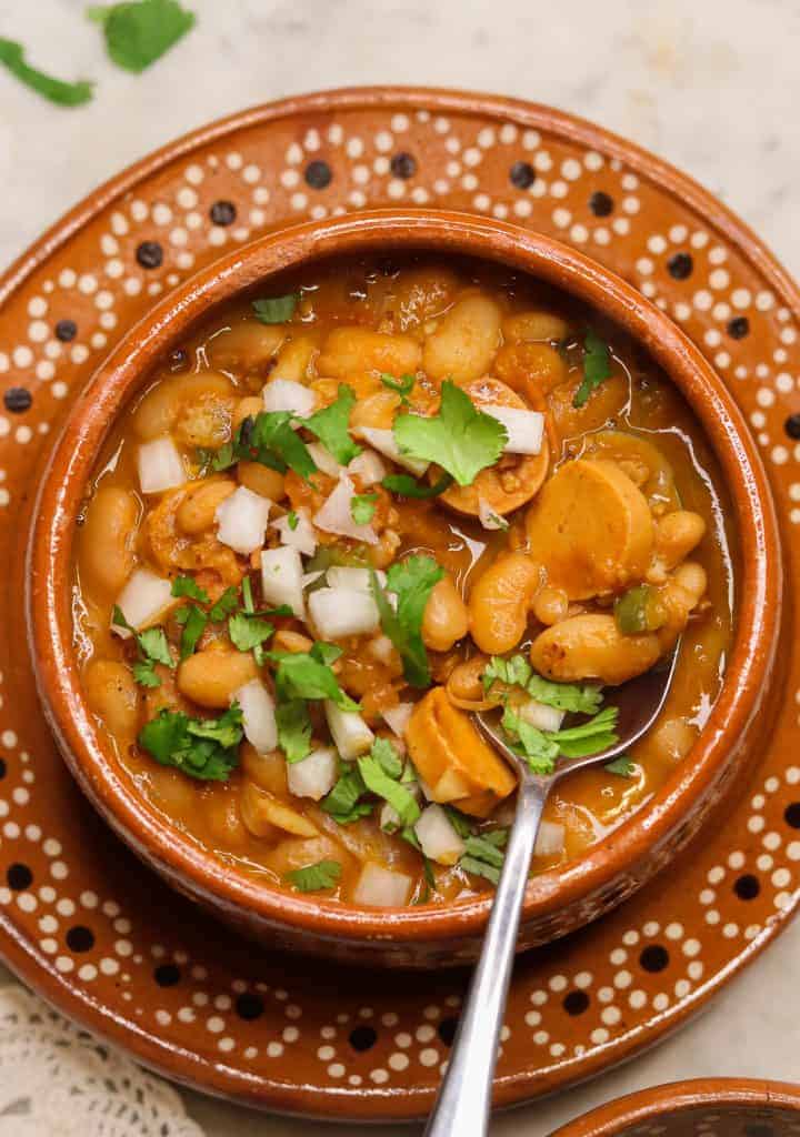 frijoles charros en un plato de barro