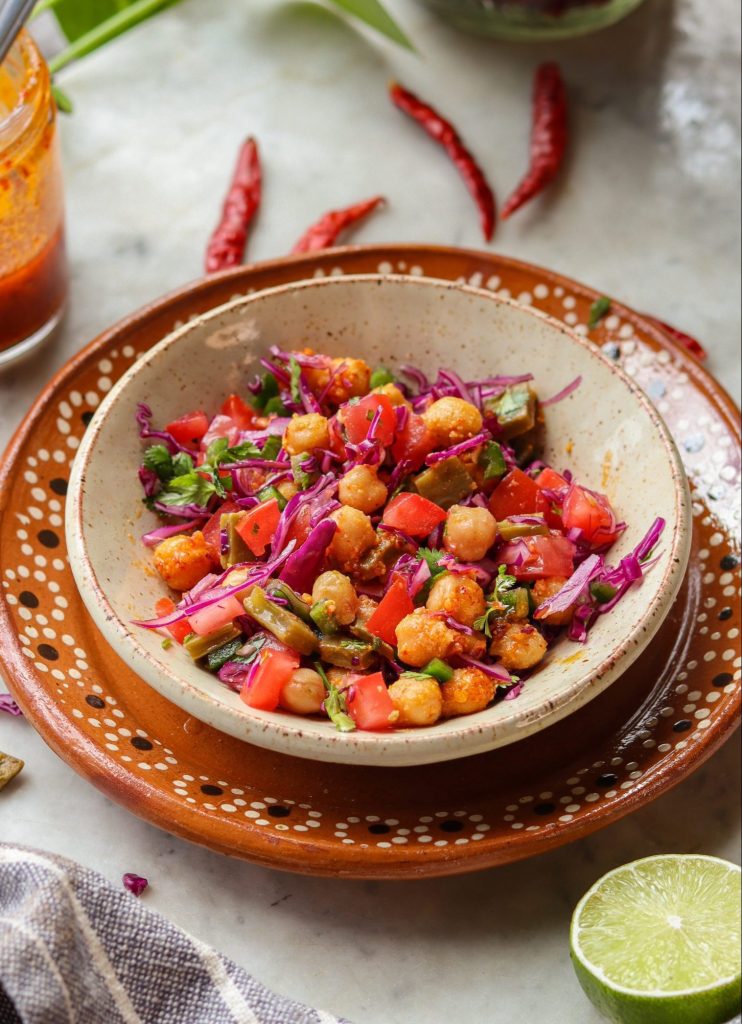 ensalada de garbanzos en un plato mexicano.