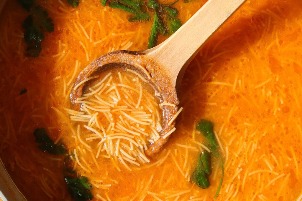 sopa de fideo.